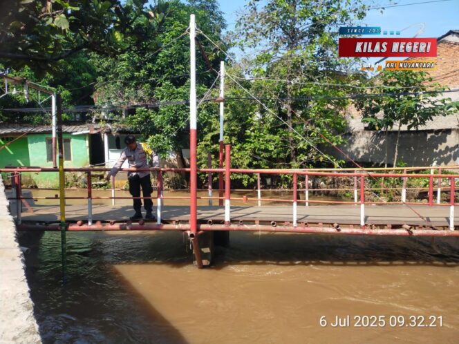 
ANTISIPASI BANJIR, BHABINKAMTIBMAS CIPINANG MELAYU LAKUKAN MONITORING RAWAN GENANGAN