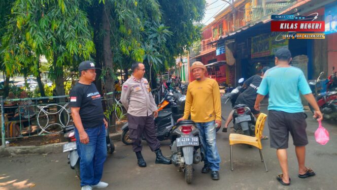 
Bhabinkamtibmas Makasar Sambangi Pasar Embrio, Perkuat Sinergi dan Cegah Tindak Kejahatan