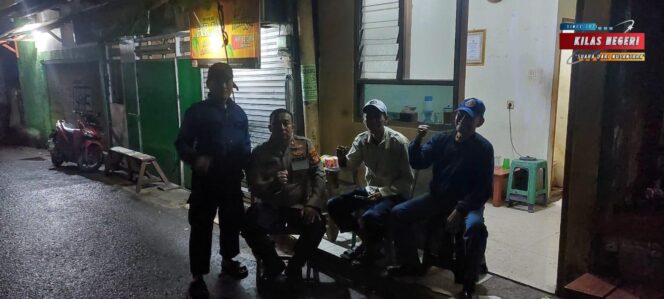 
Kapolsek Makasar Sambangi Pos Kamling, Bangun Sinergi Kamtibmas Lewat Dialog Humanis