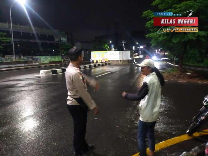 
Menjaga Kampung, Menjaga Harapan: Kapolsek Makasar Turun ke Pos Ronda Cipinang Melayu