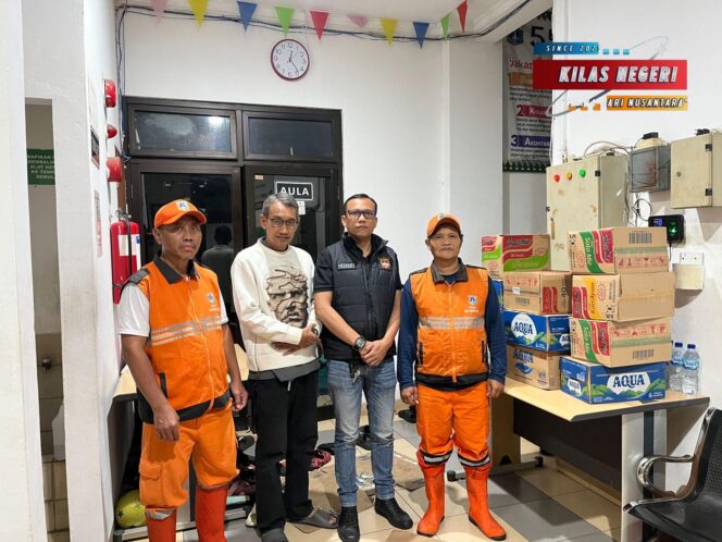 
Di Tengah Banjir, Polisi Hadir Membawa Bantuan dan Harapan
