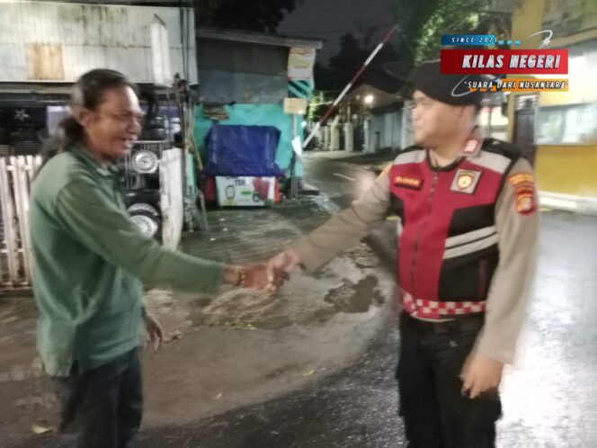 
Antisipasi Banjir, Polsek Makasar Lakukan Pemantauan Wilayah Cipinang Melayu