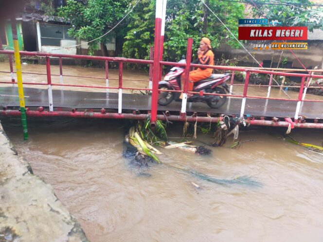 
Antisipasi Banjir, Polsek Makasar Lakukan Pemantauan Wilayah Cipinang Melayu