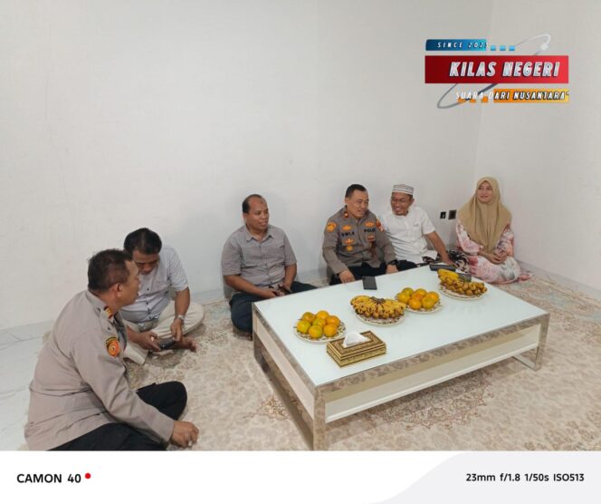 
Kapolsek Cipayung Jalin Silaturahmi dengan Tokoh Masyarakat H. Yono, Perkuat Sinergi Kamtibmas