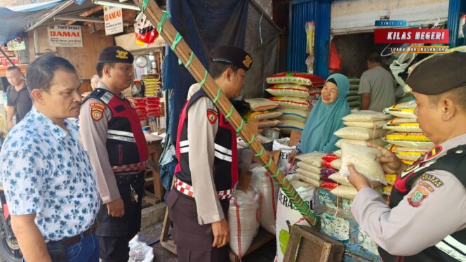 
Polsek Matraman Pantau Harga Sembako di Pasar Palmeriam, Pastikan Ketersediaan Aman