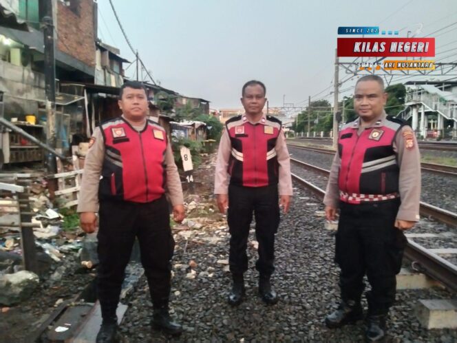 
Unit Samapta Polsek Pulogadung Gelar Patroli Dialogis Antisipasi Tawuran Warga di Cipinang Jagal