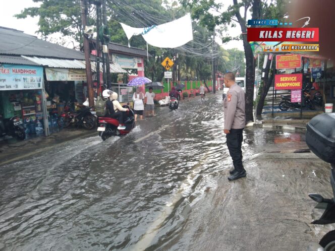 
Polsek Cakung Tanggap Cepat Pantau Genangan Air di Tengah Intensitas Hujan Tinggi