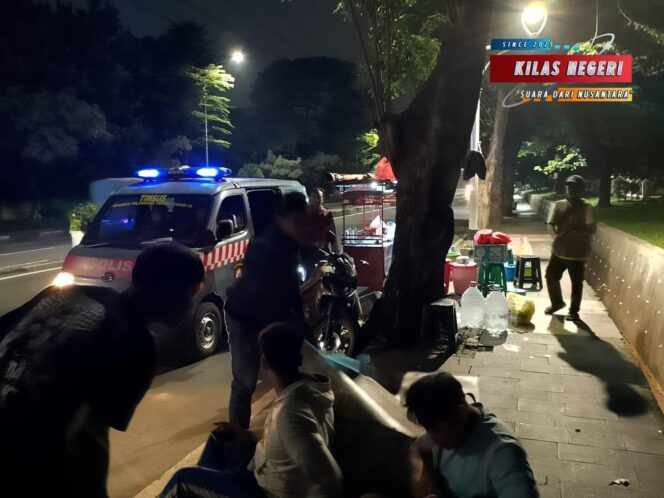 
Polsek Cipayung Giatkan Strong Point Dini Hari, Cegah Tawuran dan Balapan Liar