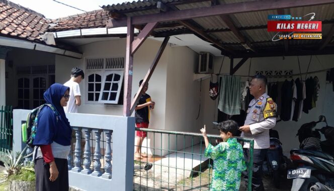 
Tindaklanjuti Laporan Warga, Bhabinkamtibmas Cibubur Datangi TKP Pencurian di Depan Masjid An Nur