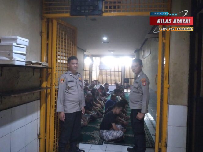 
Polri Hadir Membina Iman: Rutan Polres Metro Jakarta Timur Gelar Sholat Jum’at Bersama Warga Binaan
