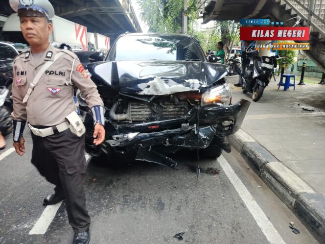 
Lalai Sekejap, Nyawa Taruhannya: Polisi Bergerak Cepat Tangani Laka Beruntun di Rawamangun