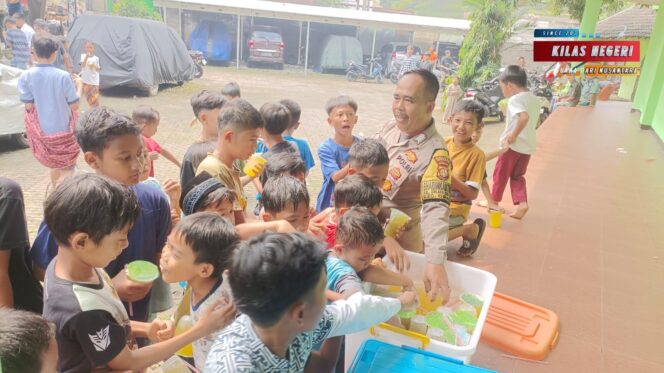 
Polsek Ciracas Tebar Kebaikan di Hari Jum’at: Ratusan Jamaah Rasakan Berkah di Masjid Darul Ulum