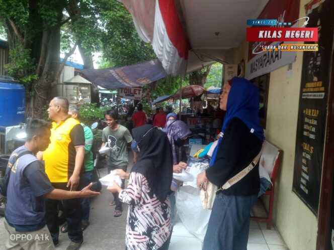 
Polsubsektor Terbus Kampung Rambutan Tebar Kebaikan Lewat Jumat Berkah, Wujud Kepedulian Polisi untuk Masyarakat