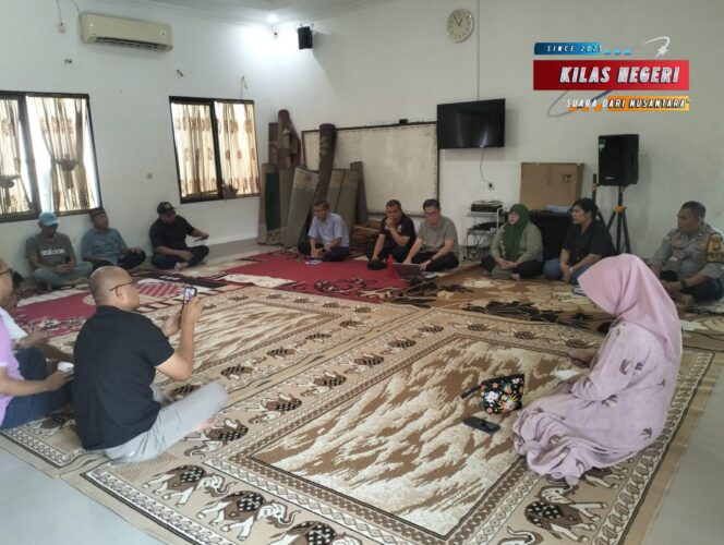 
Polsek Cakung Gelar “Ngopi Kamtibmas” Bersama Warga Penggilingan, Bahas Solusi Cegah Tawuran dan Curanmor