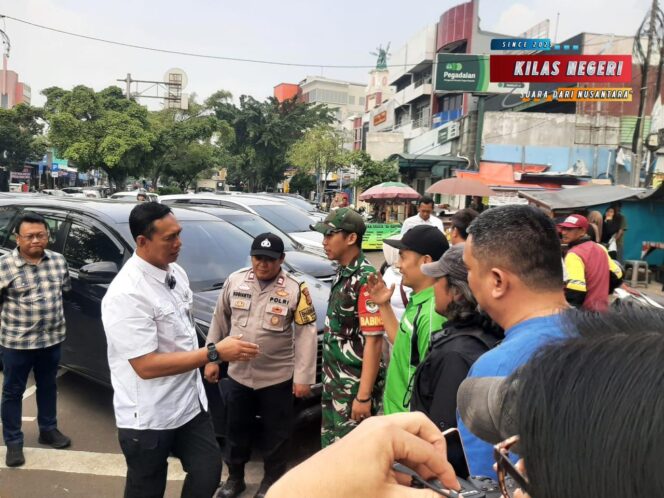 
Dirut Bulog Tinjau Pasar Pagi Rawamangun, Polsek Pulogadung Kerahkan Personel untuk Pengamanan