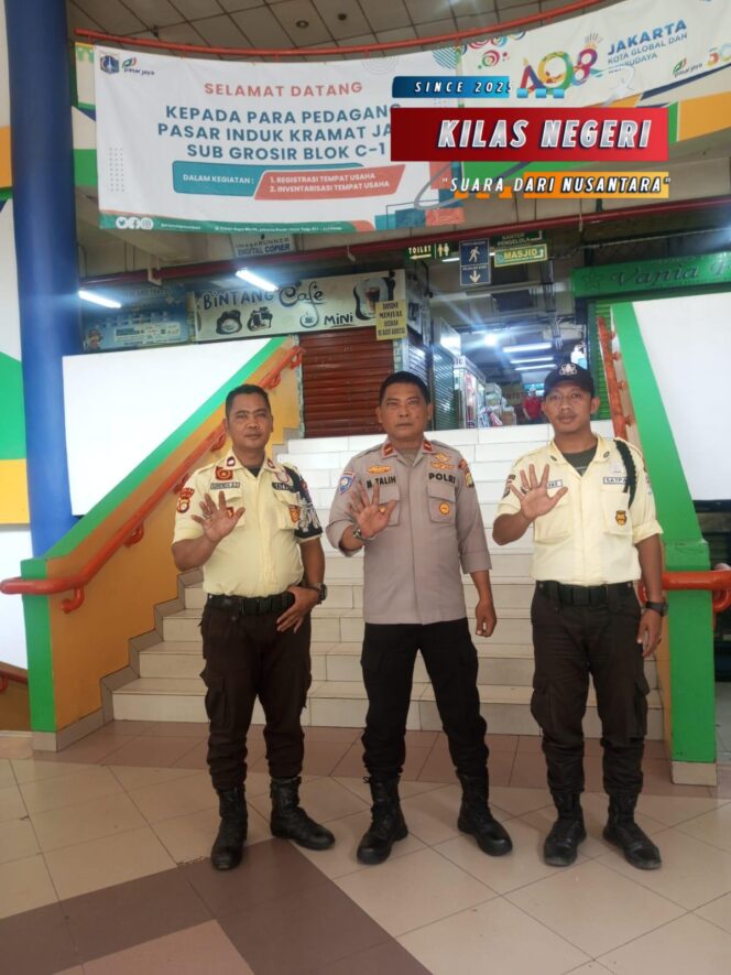 
Polsek Kramat Jati Sosialisasikan Stop Pungli dan Kamtibmas kepada Petugas Keamanan Pasar Induk