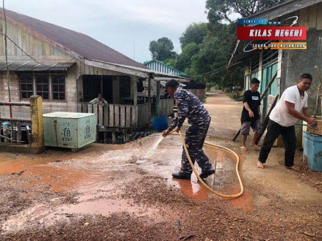 
Demi Kenyamanan Pengguna Pelabuhan, Posal Pulau Mas Bersama Warga Masyarakan Bersihkan Pelabuhan