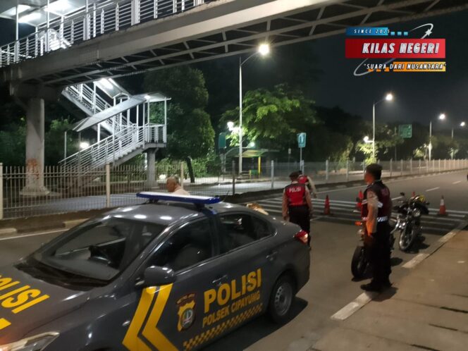 
Polsek Cipayung Gelar Patroli Strong Point: Antisipasi 3C, Tawuran, dan Balap Liar di Pintu 1 TMII