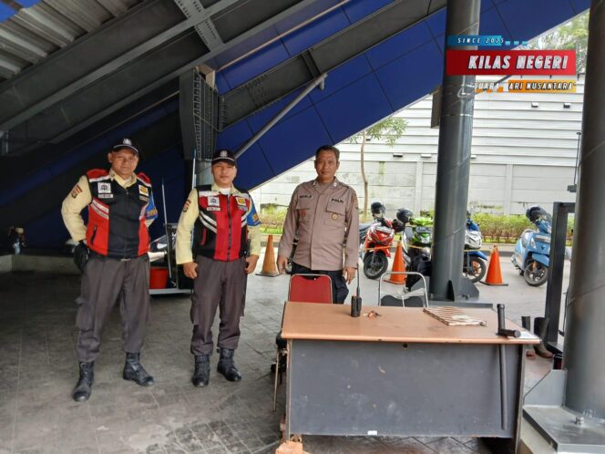 
Polsubsektor Terbus Kampung Rambutan Tingkatkan Keamanan dan Perlindungan Masyarakat Melalui Patroli Jalan Kaki