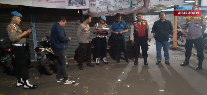 
Polsek Jatinegara Gelar Strong Point di Pasar Deprok, Cegah Tawuran Warga di Cipinang Muara