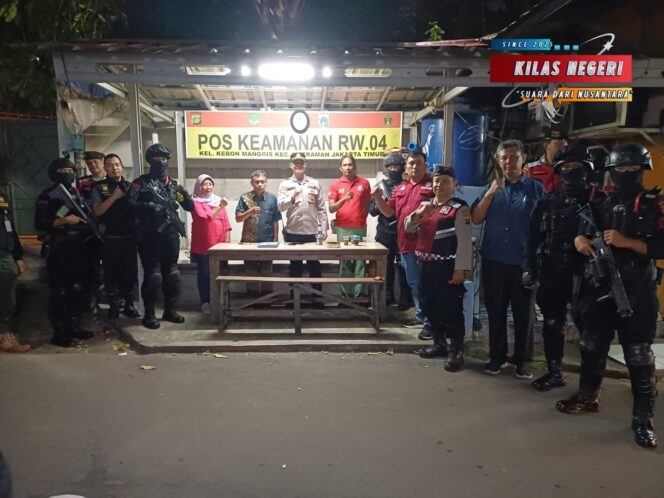 
Polsek Matraman Bersama Brimob Perkuat Patroli Posko Anti Tawuran, Wujud Hadirnya Polisi di Tengah Warga