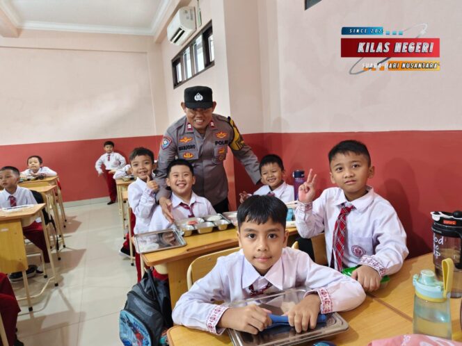 
Polsek Cakung Monitor Pembagian 3.127 Porsi Makanan Bergizi di Penggilingan untuk Dukung Program Asta Cita