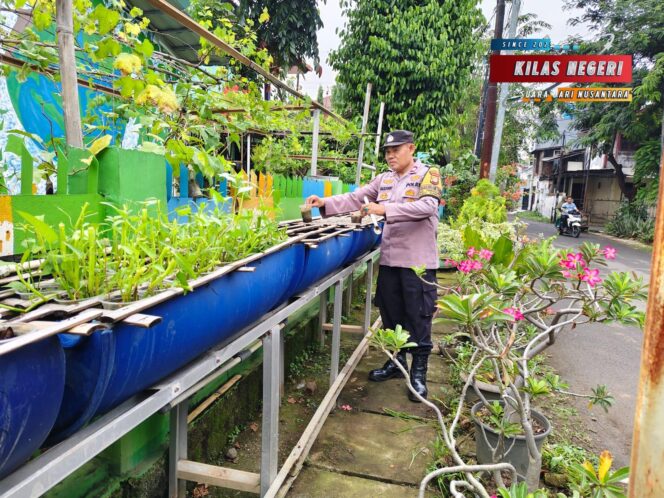 
Dukung Program Asta Cita, Polsek Cakung Bina Ketahanan Pangan di Penggilingan Lewat Pekarangan Bergizi