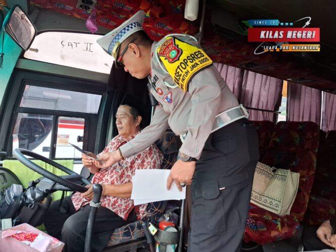 
Polisi Tak Hanya Menindak, Tapi Mengingatkan: Satlantas Jakarta Timur Laksanakan Operasi Patuh Jaya 2025