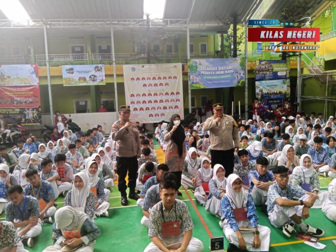 
Polsek Cipayung Tanamkan Nilai Disiplin dan Waspada Kenakalan Remaja pada Siswa Baru SMA PGRI 4