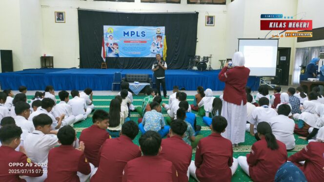 
Satresnarkoba Polres Metro Jakarta Timur Bangun Kesadaran Siswa SMP Putra 1 Tentang Bahaya Napza dan Judi Online