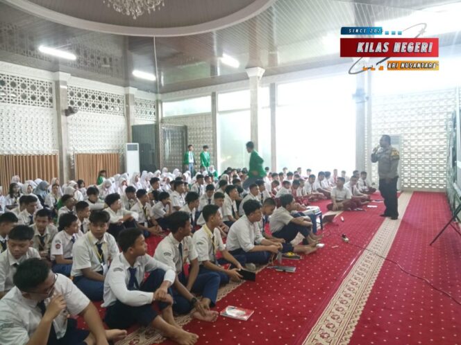 
Polsek Cipayung Tanamkan Nilai Disiplin dan Anti-Judi Online Sejak Dini di Kalangan Pelajar