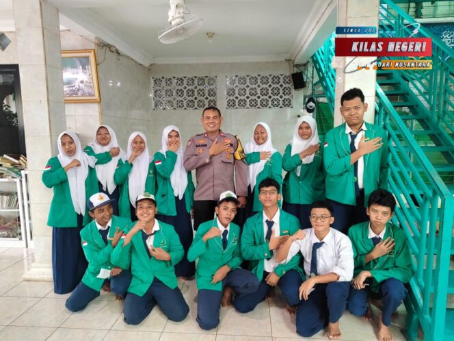 
Dekatkan Polisi dengan Pelajar, Bhabinkamtibmas Hadir Beri Pembinaan Saat MPLS di SMP Nadhatul Wathan