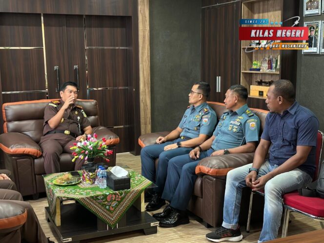 
Sinergitas Danlanal Dabo Singkep Kunjungan Kerja ke Kajari Kabupaten Lingga