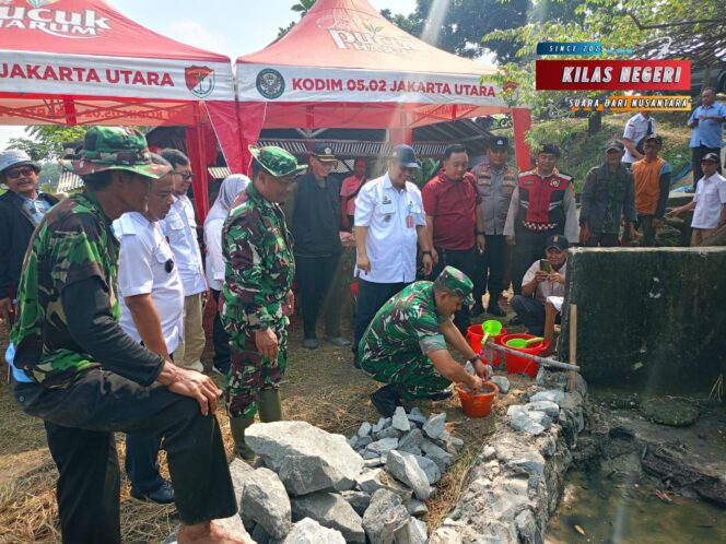 
Dandim 0502/JU Pimpin Program Karya Bakti TNI untuk Perbaikan Saluran Pengairan Pertanian di Rorotan