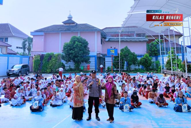 
Polsek Kramatjati Tanamkan Nilai Antibullying pada Siswa Baru SDN 01 Tengah
