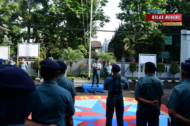 
Komandan Lanal Bandung Pimpin Upacara Bendera 17-an