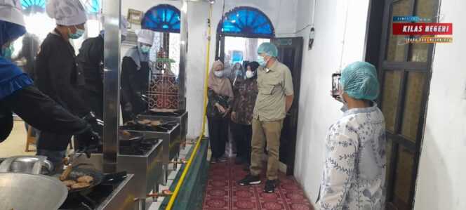 
Anggota Komisi IX DPR RI H. Ahmad Safei Tinjau Langsung Program Makanan Bergizi Gratis di Dukuh, Kramatjati