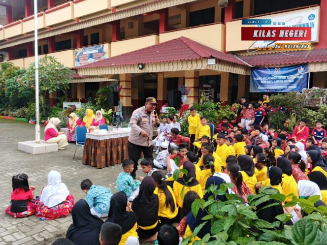 
Polsek Kramatjati Berikan Penyuluhan Anti-Bullying saat MPLS di SDN 10 Batu Ampar