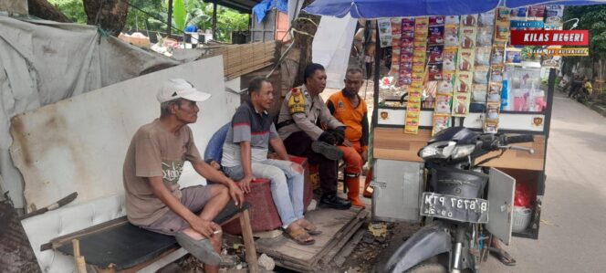 
Dekat dengan Warga, Polri Hadir Tanpa Sekat: Bhabinkamtibmas Sambangi Warga Bahas Keamanan Lingkungan di Kramat Jati