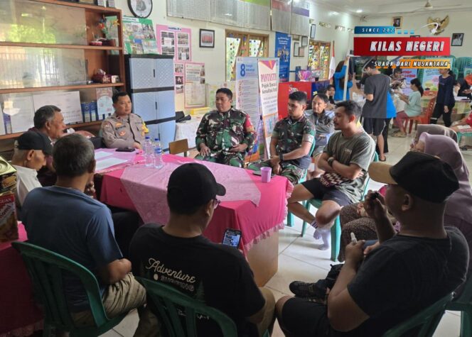 
Bhabinkamtibmas dan Babinsa Datangi Warga RW 03 Palmeriam, Selesaikan Masalah Sosial Lewat Dialog