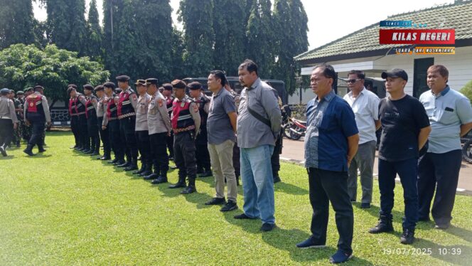 
Polri dan TNI Bersatu Amankan Kehormatan Bangsa: Pengamanan VVIP Presiden RI dalam Pembekalan Capaja TNI-POLRI 2025
