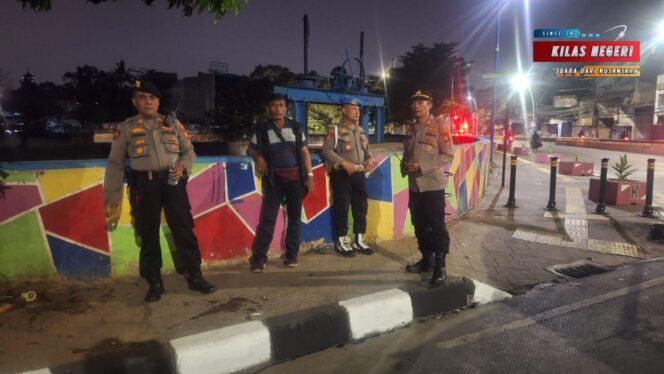 
Cipta Kondisi, Polsek Jatinegara Gelar Patroli Antisipasi Gangguan Kamtibmas di Sejumlah Titik Rawan