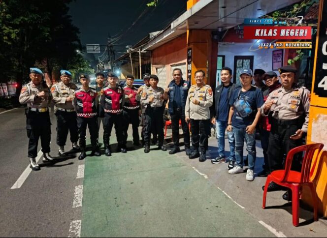 
Kapolsek Duren Sawit Pimpin Patroli Dini Hari Antisipasi Tawuran dan 3C di Kebon Singkong
