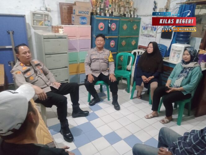 
Kapolsek Matraman Bersama Tiga Pilar Patroli Dini Hari Antisipasi Tawuran di Pisangan Baru