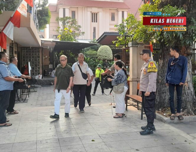 
Polisi Hadir Menjaga Iman: Bhabinkamtibmas Palmeriam Kawal Ibadah di Gereja St. Yosefh