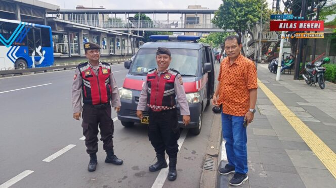 
Polisi Hadir Siang Hari: Patroli Aktif Polsek Matraman Jaga Keamanan dan Kelancaran Lalu Lintas