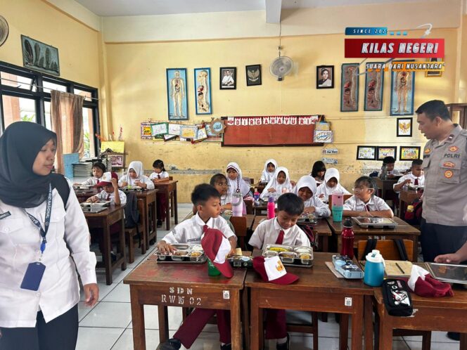 
Polisi Hadir untuk Anak Negeri: Kapolsek Pulogadung Dukung Program Makan Siang Bergizi untuk Ribuan Siswa di Jatinegara Kaum