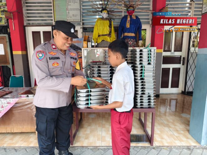 
Polsek Cakung Kawal Distribusi 3.235 Porsi Makanan Bergizi untuk Pelajar Penggilingan dan Pulogebang