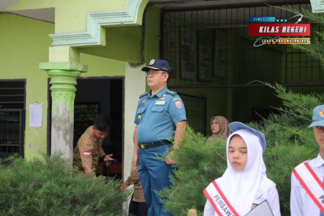
Bina Cinta Tanah Air Kepada Generasi Muda, Kadispotmar Lantamal I Pimpin Upacara Bendera di SMK Muhammadiyah 04 Medan