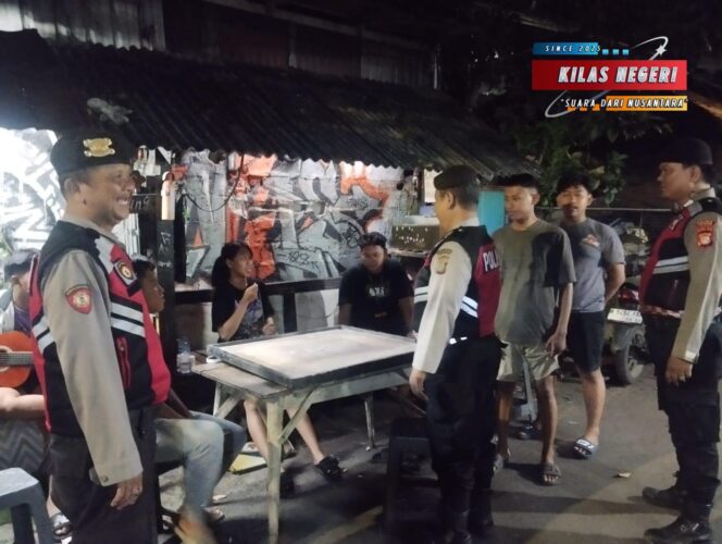 
Polsek Matraman Ajak Remaja Segera Pulang Saat Patroli Dini Hari